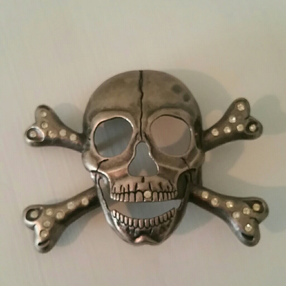 New Skull and crossbones belt buckle